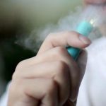 吸电子烟后全身热上车吹冷气 马男失去知觉口吐白沫毙命-棋牌技巧-棋牌策略论坛